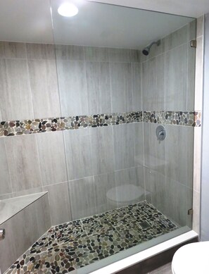Dusche, Haartrockner, Handtücher, Seife