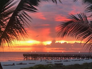 Accommodatie ligt op het strand, ligstoelen, strandlakens