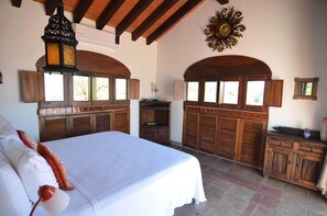 5 bedrooms, in-room safe, WiFi, bed sheets