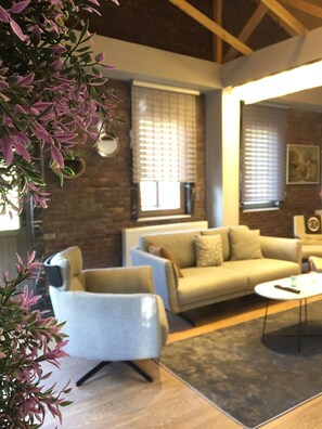 Suite Grand | Sala de estar | Televisión de 80 cm con canales vía satélite y piso con calefacción