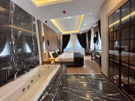 Grand Suite | Egyptian cotton sheets, premium bedding, minibar, in-room safe