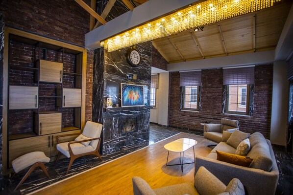 Suite Grand | Sala de estar | Televisión de 80 cm con canales vía satélite y piso con calefacción