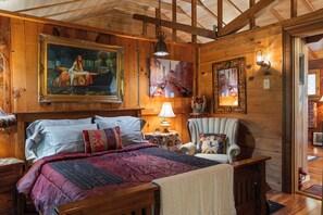 2 عدّة غرف نوم وخزنة داخل الغرفة وواي فاي وملاءات أسرّة