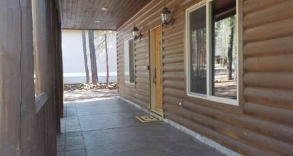 COZY CABIN SLEEPS 12 IN THE COUNTRY CLUB -PETS WELCOME