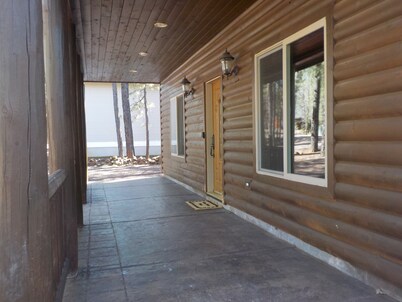 COZY CABIN SLEEPS 12 IN THE COUNTRY CLUB -PETS WELCOME