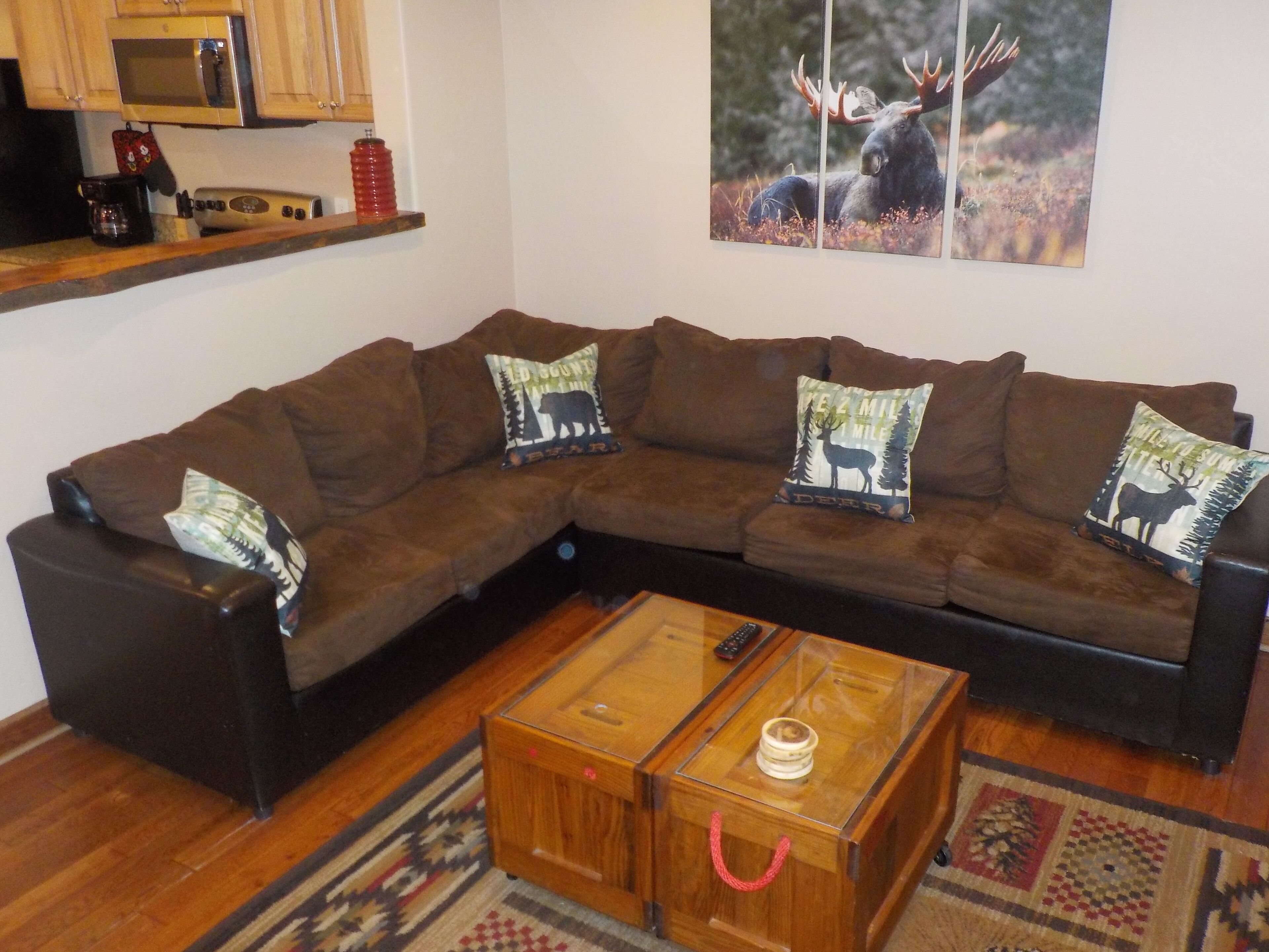 COZY CABIN SLEEPS 12 IN THE COUNTRY CLUB -FENCED-PETS WELCOME