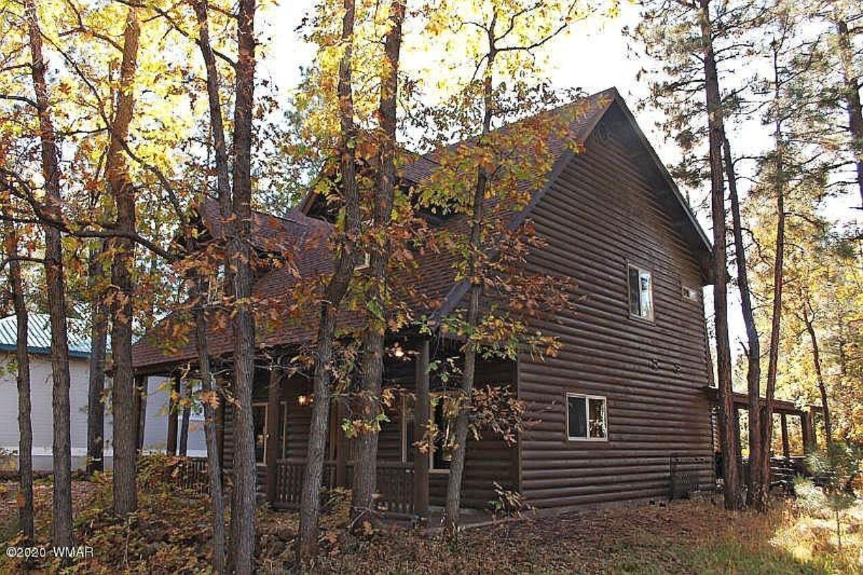 COZY CABIN SLEEPS 12 IN THE COUNTRY CLUB -FENCED-PETS WELCOME