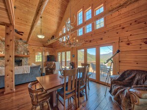 Smart TV, fireplace, books - Beautiful 4 BR/ 3.5 BA + Loft, Hot-Tub, Valley Views, Covered Porch, Wi-Fi (Maggie Valley)