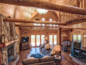 Smart TV, fireplace, books - Beautiful 4 BR/ 3.5 BA + Loft, Hot-Tub, Valley Views, Covered Porch, Wi-Fi (Maggie Valley)