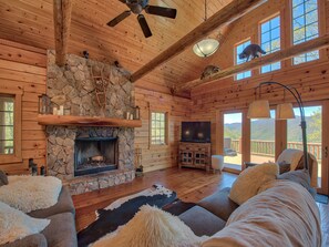 تلفزيون ذكي، مدفأة، كُتُب