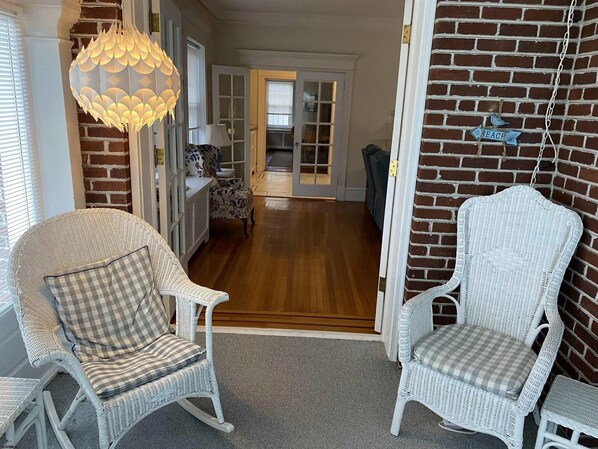 Smart TV, DVD player, table tennis, books