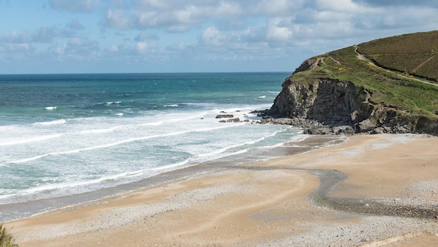 A coastal beach with a rocky cliff and a clear sky. - Coastal eco-home for up to 6, short walk from Porthtowan village and beach (Porthtowan)