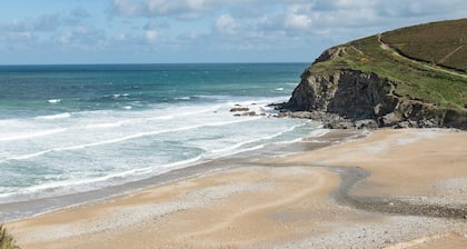 Coastal eco-home for up to 6, short walk from Porthtowan village and beach