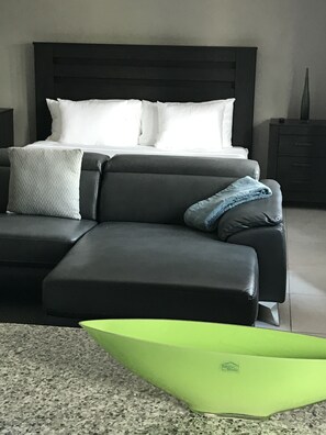 1 dormitorio, tabla de planchar con plancha, wifi y ropa de cama