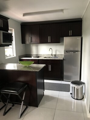 Køleskab, mikrobølgeovn, kogeplade, elkedel