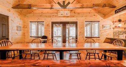 Stylish Log Home Double Balconies Hot Tub Fire table Community Pool Billiards In Massanutten Resort