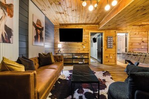 Smart TV, fireplace, Netflix, Hulu