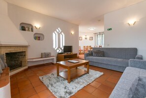 Smart-TV, Kamin, DVD-Player, Tischtennisplatte