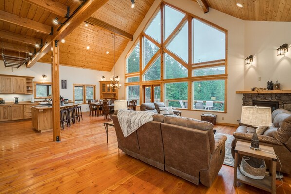 Télévision, cheminée, lecteur de DVD