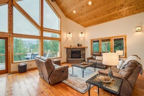 Een televisie, een open haard en een dvd-speler