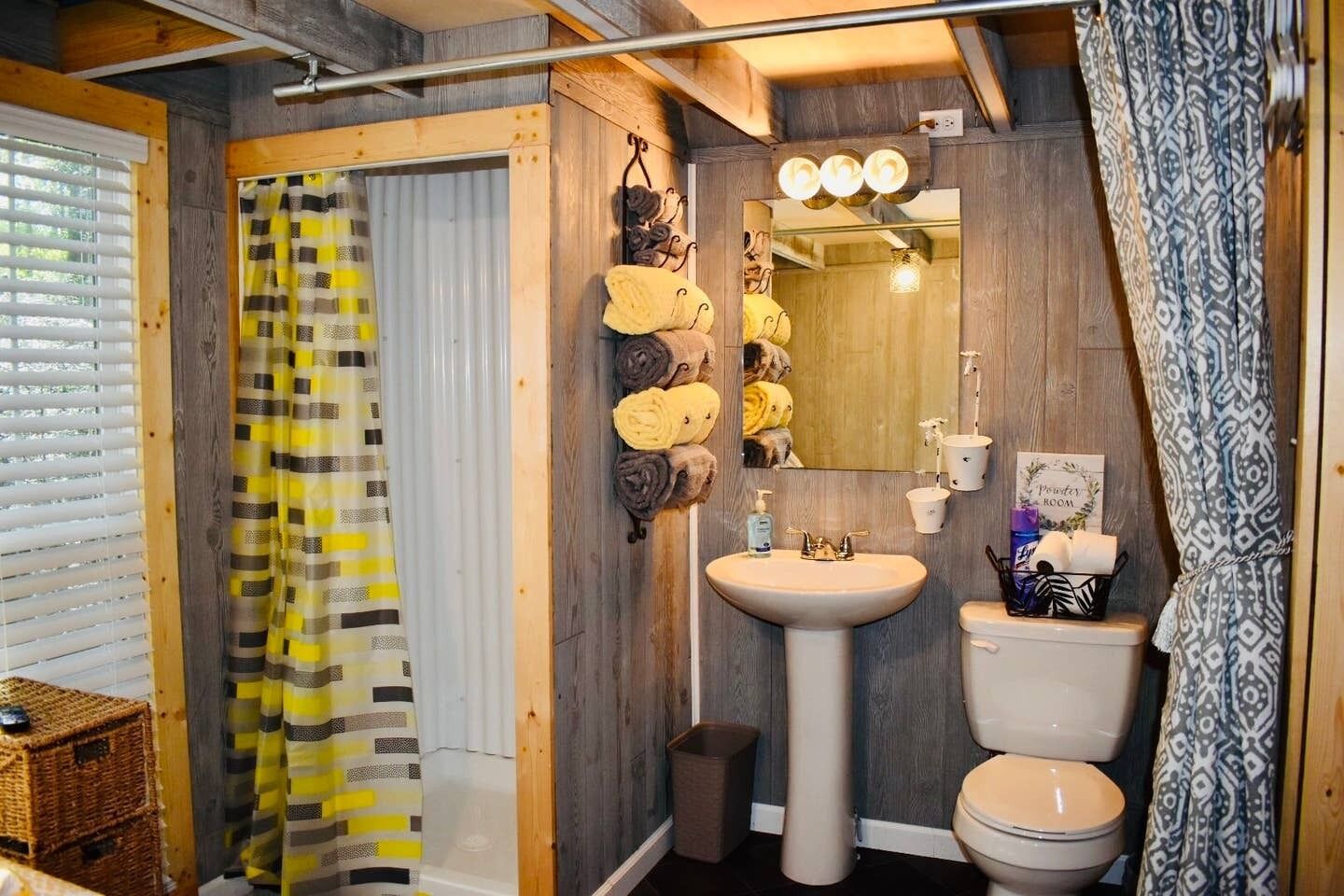 Tiny House Cabin Unique in Town Stay