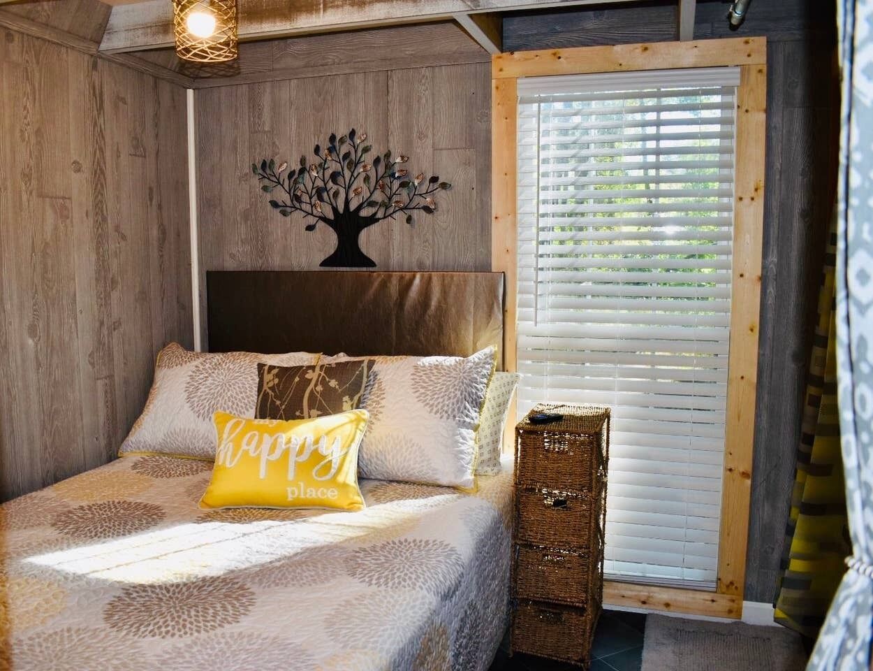 Tiny House Cabin Unique in Town Stay