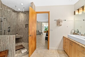 Combined shower/tub, bidet, towels