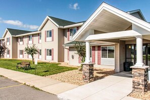 Exterior - Travelers Lodge & Suites (Gaylord)