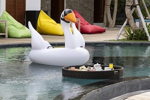 Una piscina techada, una piscina al aire libre