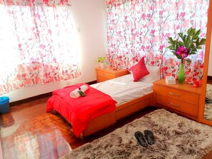 3 bedrooms, iron/ironing board, WiFi, bed sheets