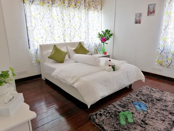 3 bedrooms, iron/ironing board, WiFi, bed sheets