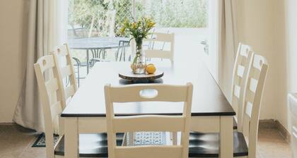 Bright Elegant Apartment with Private Garden Patio