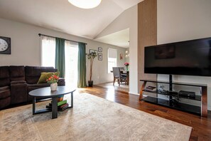 Smart TV, computer monitors - 4BR close to Springfield 30 min to Branson (Ozark)
