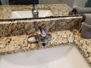 Bathtub, hair dryer, towels, soap - 4BR close to Springfield 30 min to Branson (Ozark)