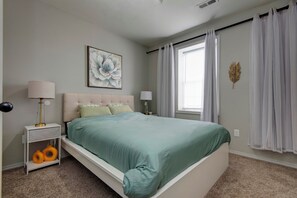 4 bedrooms, WiFi, bed sheets - 4BR close to Springfield 30 min to Branson (Ozark)
