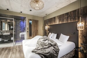 2 多间卧室、客房内保险箱、遮光窗帘、隔音