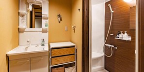 Casa tradicional, 1 habitación (Townhouse for 3 Guests, Kaze) | Baño | Bañera y ducha independientes y artículos de higiene personal gratuitos