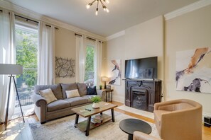 TV, fireplace