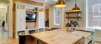 Walkable, Modern! Old Louisville Victorian w/ Yard