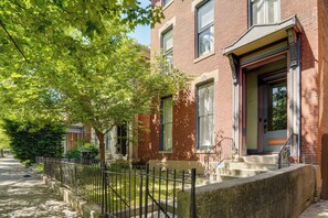 Exterior - Walkable, Modern! Old Louisville Victorian w/ Yard (Louisville)