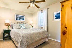 2 Schlafzimmer, Schreibtisch, Bügeleisen/Bügelbrett, Reisekinderbett