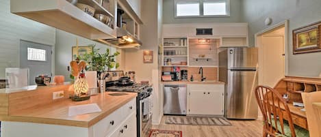 Coffee/tea maker, fridge, microwave, stovetop