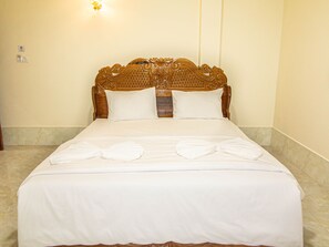 Deluxe-Doppelzimmer, 1 Queen-Bett, eigenes Bad | Schreibtisch, laptopgeeigneter Arbeitsplatz, Verdunkelungsvorhänge
