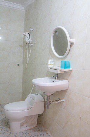 Family Twin Room | Bathroom - Kampot Moyura Guest House (Kampot)