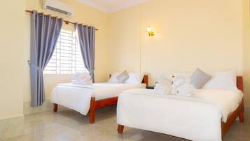 Deluxe Twin Room | Desk, laptop workspace, blackout drapes, free WiFi