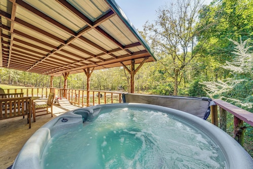 Rustic Cabin w/ Hot Tub Near Broken Bow Lake!