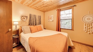 Room - Rustic Cabin w/ Hot Tub Near Broken Bow Lake! (Broken Bow)