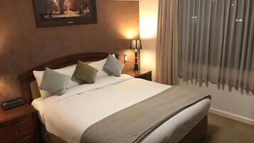 Habitación Deluxe, 1 cama de matrimonio grande | 2 dormitorios, minibar, caja fuerte y escritorio