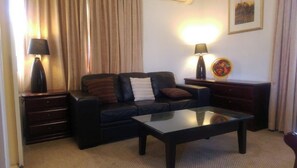 Deluxe Studio, 1 Queen Bed | Minibar, in-room safe, desk, laptop workspace - Country Plaza Queanbeyan (Crestwood)