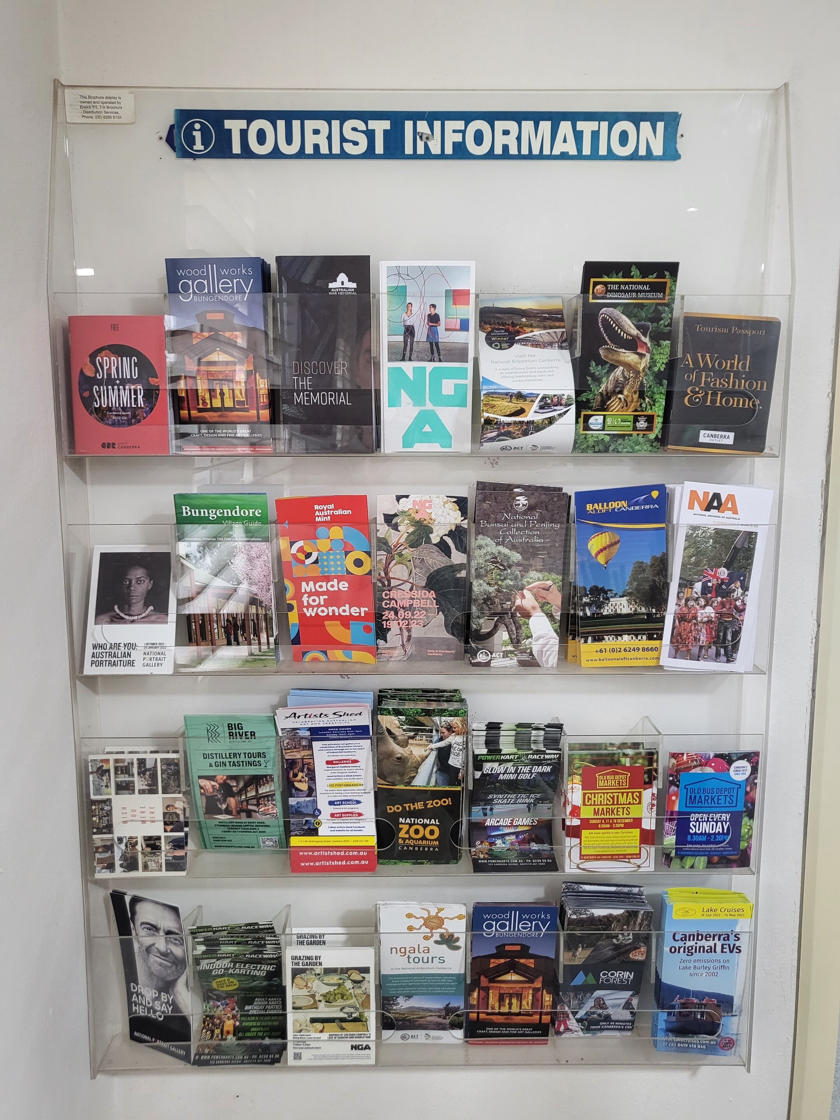 Exhibición de folletos informativos para turistas sobre diversos temas, incluyendo atracciones locales, eventos y actividades.